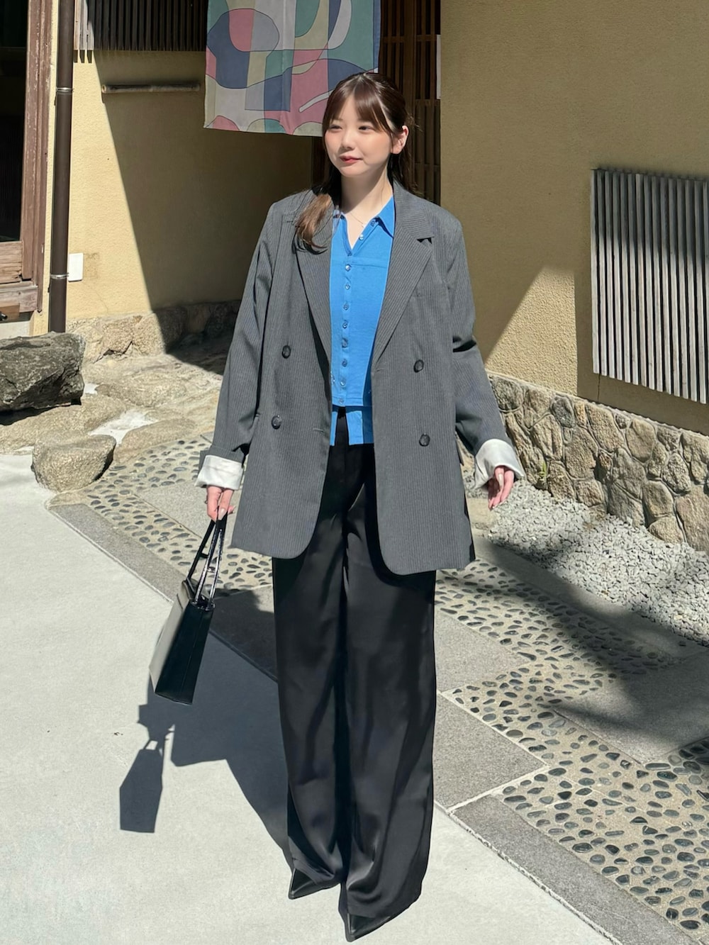 ブラック系のその他パンツを着用したレディースの春コーディネートの2枚目の写真