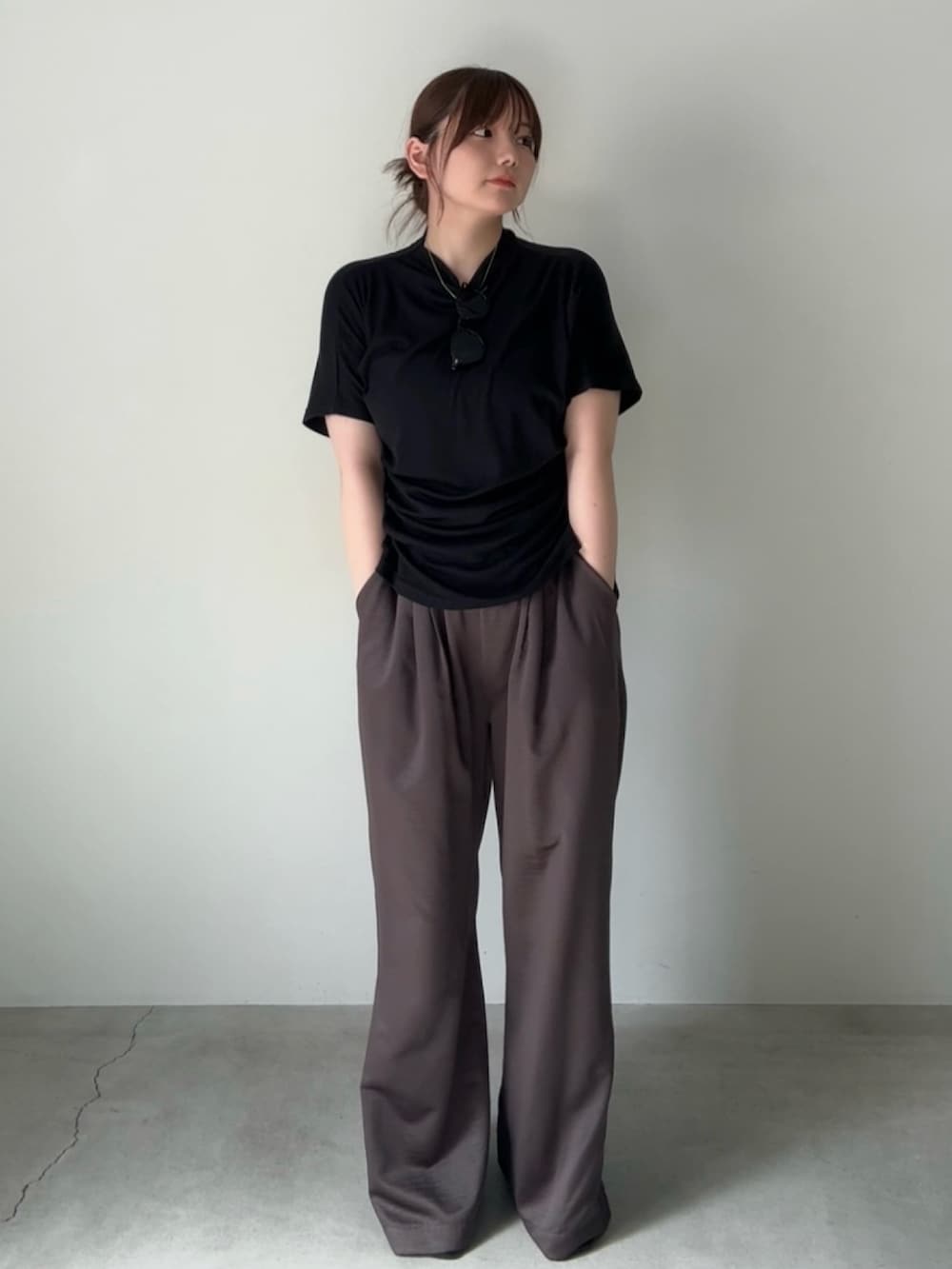 グレー系のその他パンツ、ブラック系のTシャツ/カットソー、ブラック系のサンダルを着用したレディースの春コーディネートの2枚目の写真