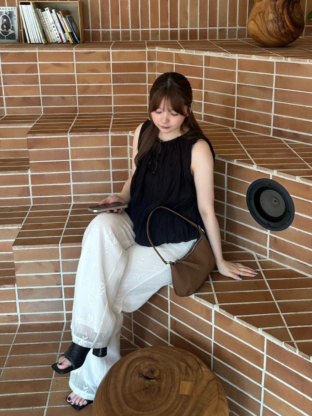 ホワイト系のその他パンツ、ブラック系のシャツ/ブラウス、イエロー系のハンドバッグを着用したレディースの夏コーディネートの4枚目の写真