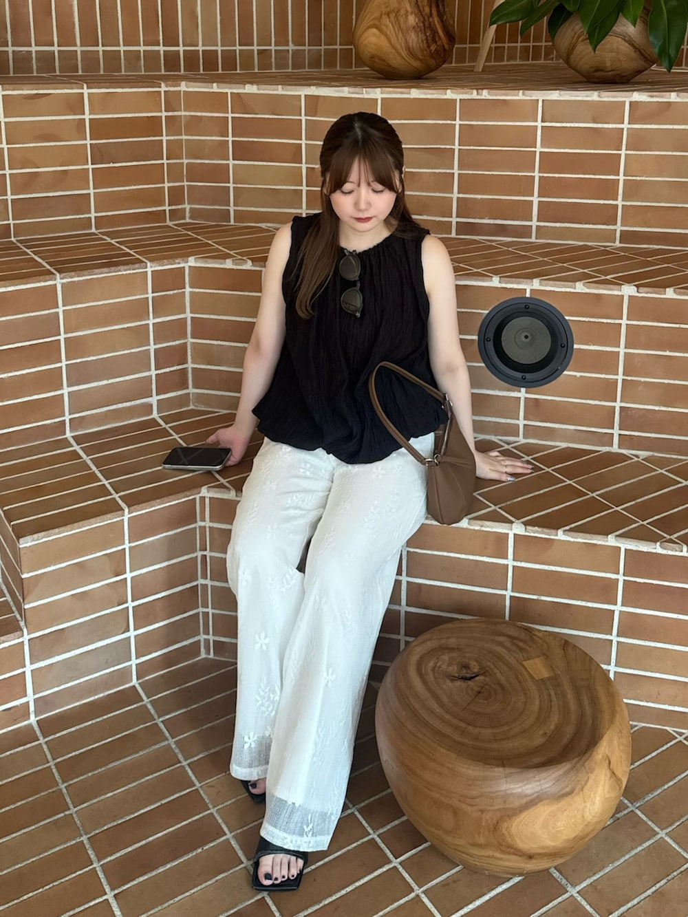 ホワイト系のその他パンツ、ブラック系のシャツ/ブラウス、イエロー系のハンドバッグを着用したレディースの夏コーディネートの3枚目の写真