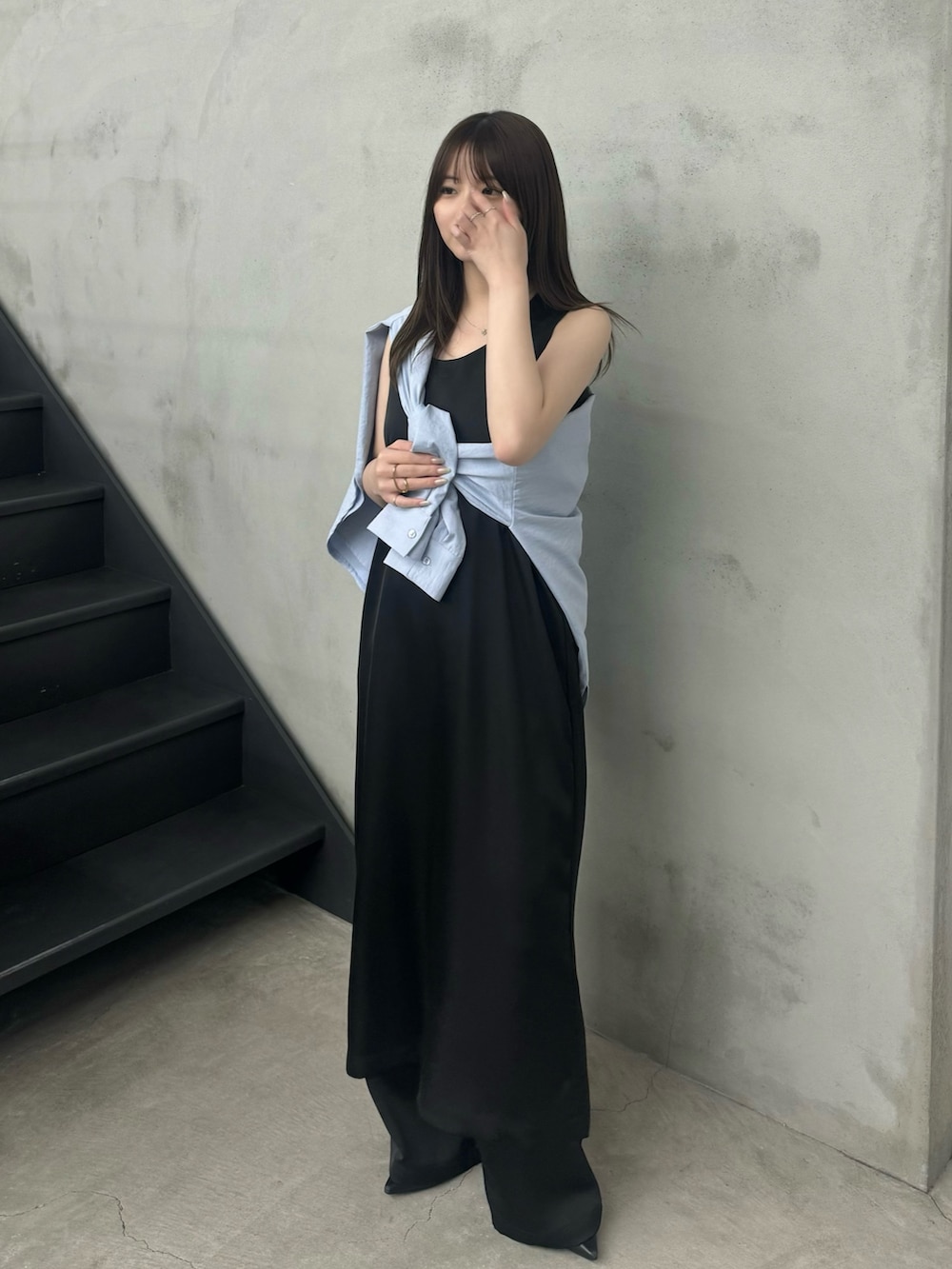 ブラック系のワンピース、ブラック系のその他パンツ、ブルー系のシャツ/ブラウスを着用したレディースの春コーディネートの2枚目の写真