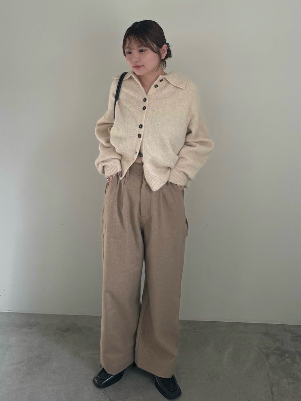 ホワイト系のカーディガン/ボレロ、ブラック系のキャミソール、ベージュ系のその他パンツを着用したレディースの秋コーディネートの2枚目の写真