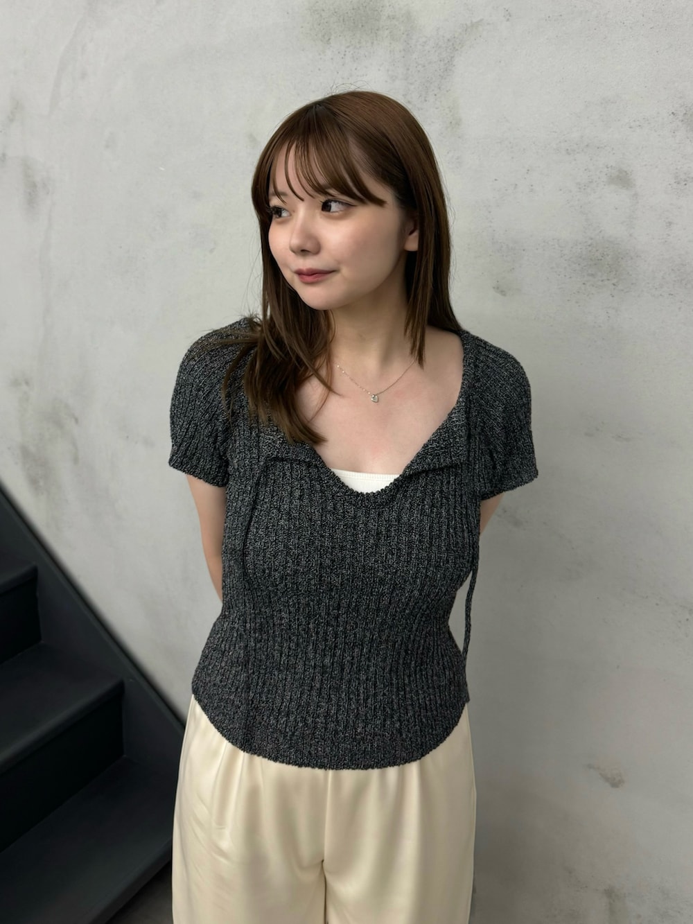 ホワイト系のキャミソール、ブラック系のニット/セーター、ホワイト系のその他パンツを着用したレディースの夏コーディネートの4枚目の写真