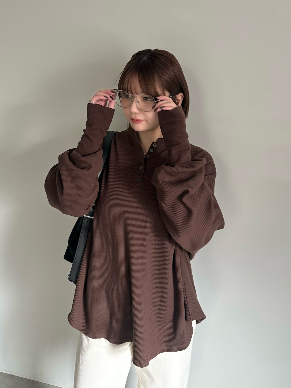 ブラウン系のTシャツ/カットソー、ベージュ系のその他パンツ、ブラック系のショルダーバッグを着用したレディースの秋コーディネートの5枚目の写真