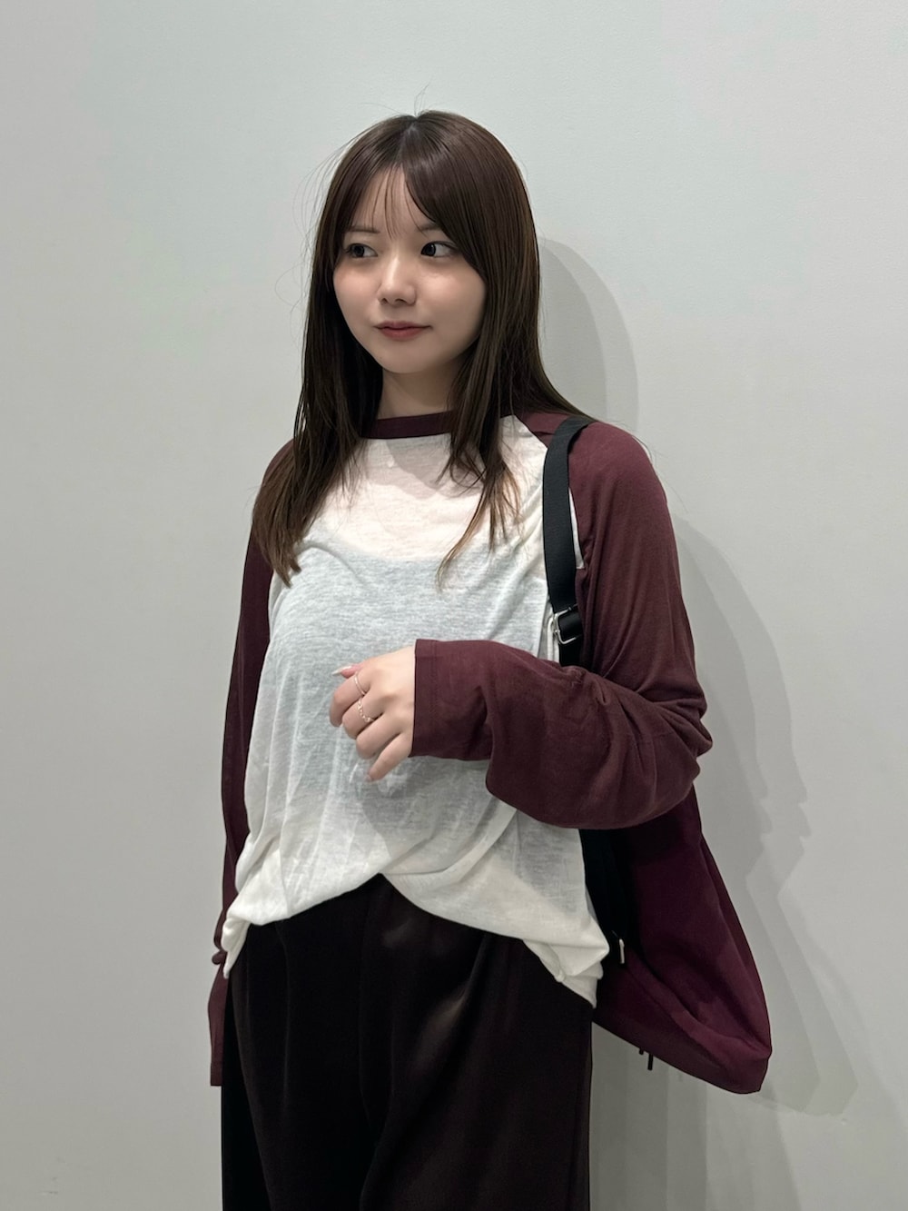 レッド系のTシャツ/カットソー、ブラック系のキャミソール、ブラウン系のその他パンツを着用したレディースの春コーディネートの4枚目の写真