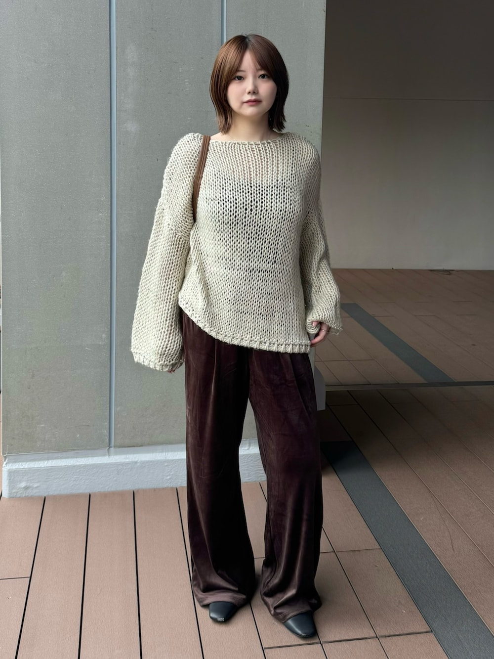 ブラウン系のその他パンツ、イエロー系のハンドバッグ、ブラック系のスリッポンを着用したレディースの秋コーディネートの2枚目の写真