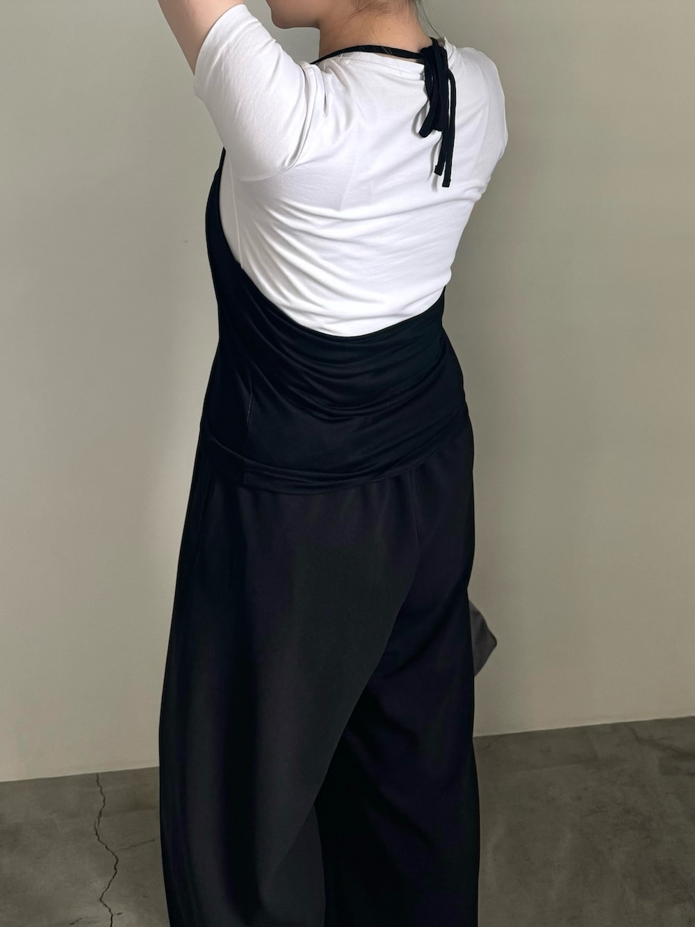 ブラック系のTシャツ/カットソー、ブラック系のその他パンツ、グレー系のショルダーバッグを着用したレディースの夏コーディネートの3枚目の写真