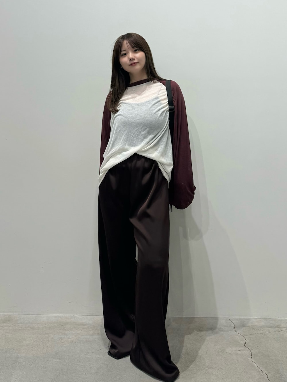 レッド系のTシャツ/カットソー、ブラック系のキャミソール、ブラウン系のその他パンツを着用したレディースの春コーディネートの3枚目の写真