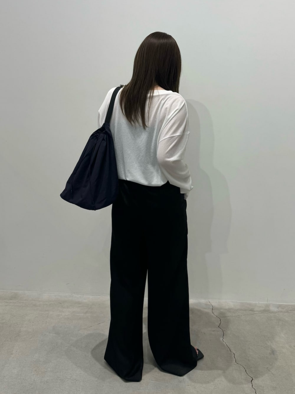 ホワイト系のTシャツ/カットソー、ブラック系のキャミソール、ブラック系のその他パンツを着用したレディースの春コーディネートの2枚目の写真