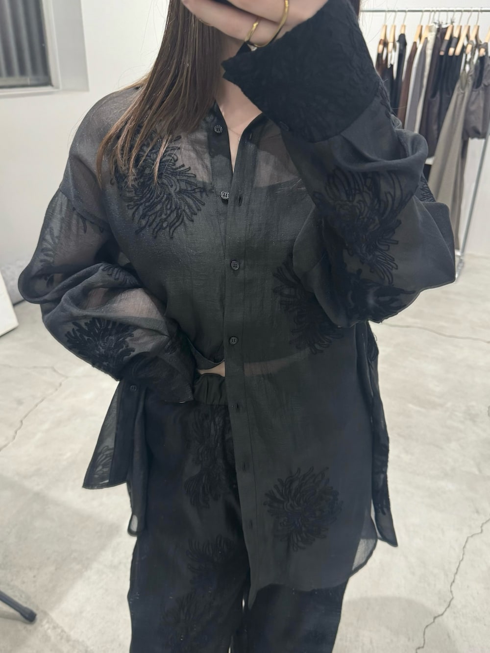 ブラック系のその他パンツ、ブラック系のシャツ/ブラウス、ブラック系のキャミソールを着用したレディースの春コーディネートの3枚目の写真