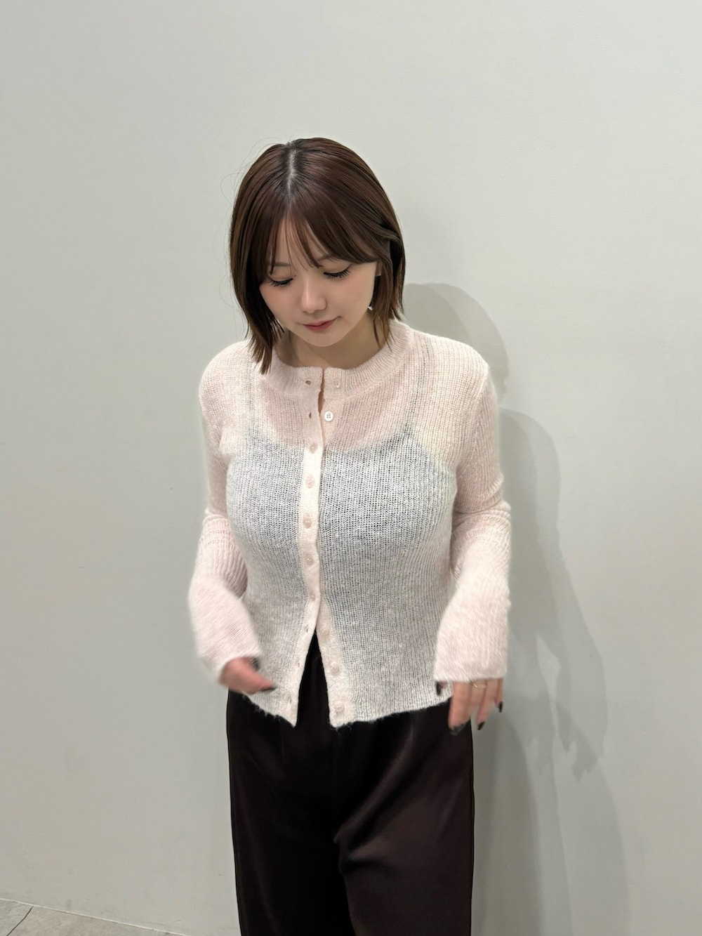 ピンク系のカーディガン/ボレロ、ブラック系のキャミソール、ブラウン系のその他パンツを着用したレディースの秋コーディネートの3枚目の写真