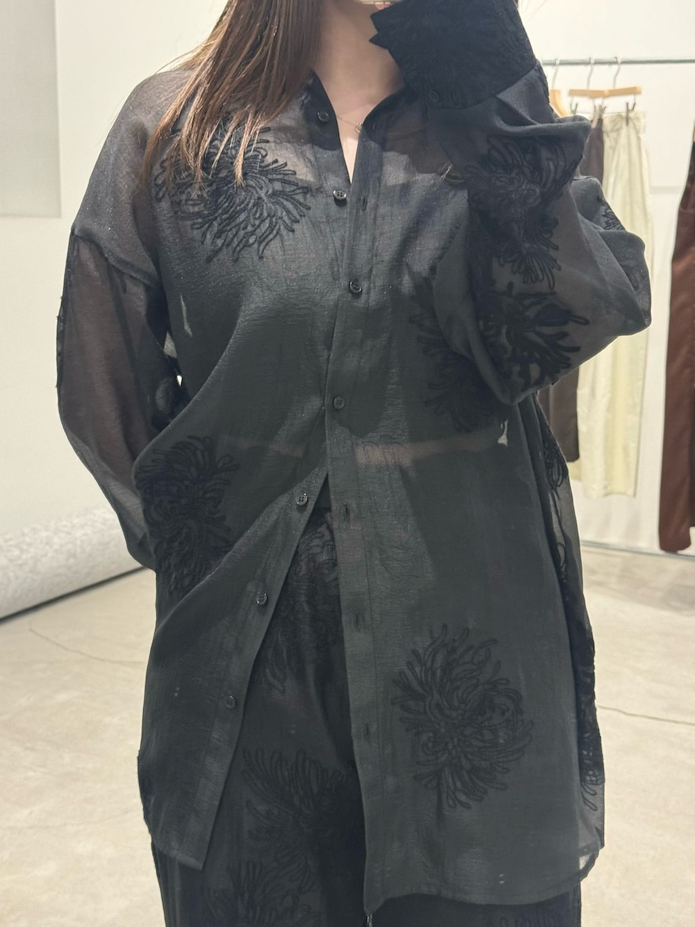 ブラック系のその他パンツ、ブラック系のシャツ/ブラウス、ブラック系のキャミソールを着用したレディースの春コーディネートの2枚目の写真