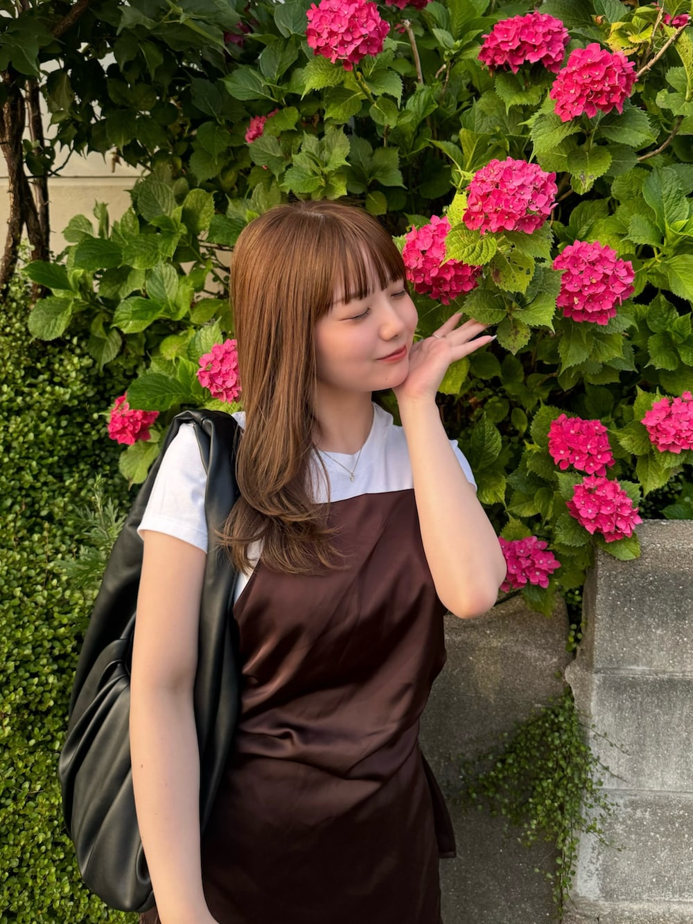 ブラウン系のキャミソール、ブラウン系のその他パンツを着用したレディースの夏コーディネートの5枚目の写真