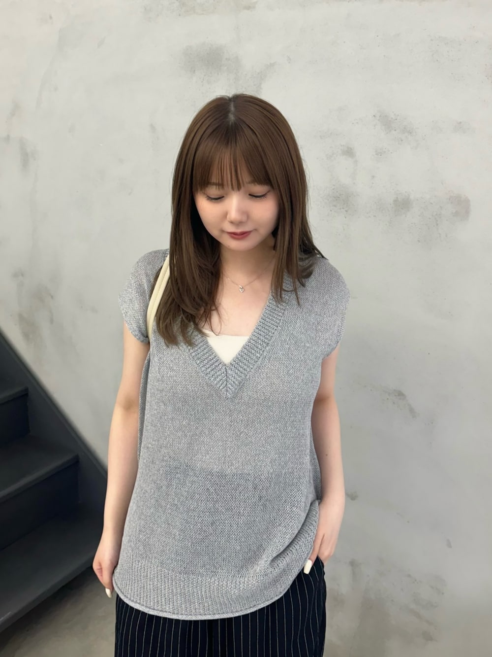 ホワイト系のキャミソール、ブラック系のその他パンツ、グレー系のニット/セーターを着用したレディースの夏コーディネートの3枚目の写真