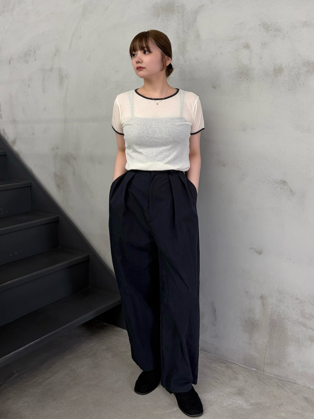 ベージュ系のTシャツ/カットソー、ブラック系のキャミソール、ブラック系のその他パンツを着用したレディースの夏コーディネートの2枚目の写真