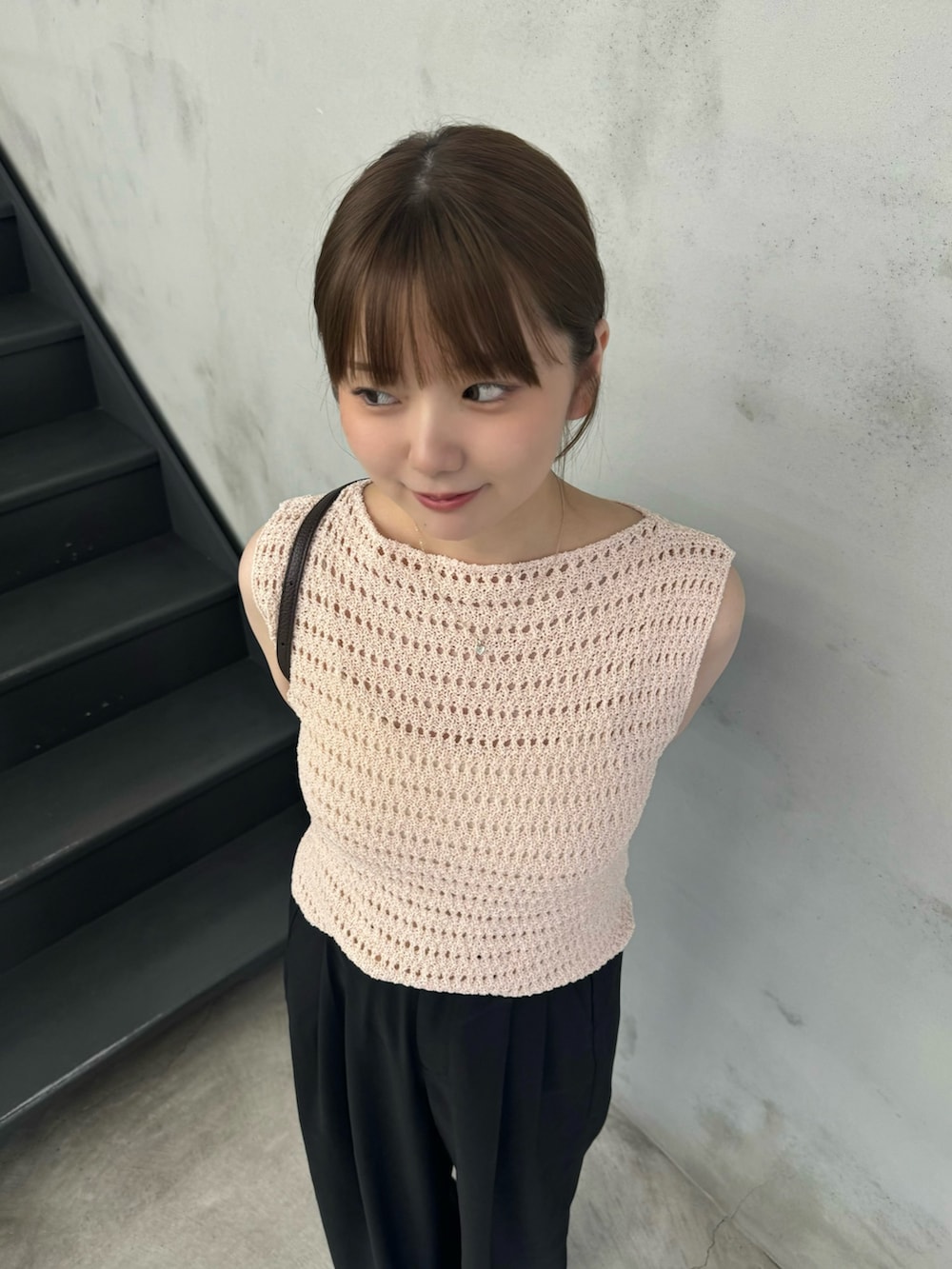 ピンク系のニット/セーター、ホワイト系のキャミソール、ブラック系のセットアップを着用したレディースの夏コーディネートの5枚目の写真