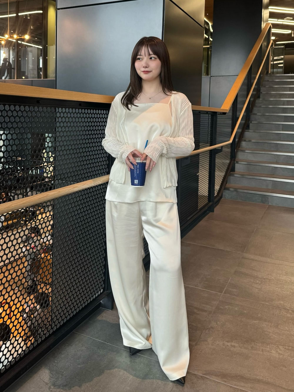 ホワイト系のその他パンツ、ホワイト系のキャミソール、ホワイト系のカーディガン/ボレロを着用したレディースの春コーディネートの5枚目の写真