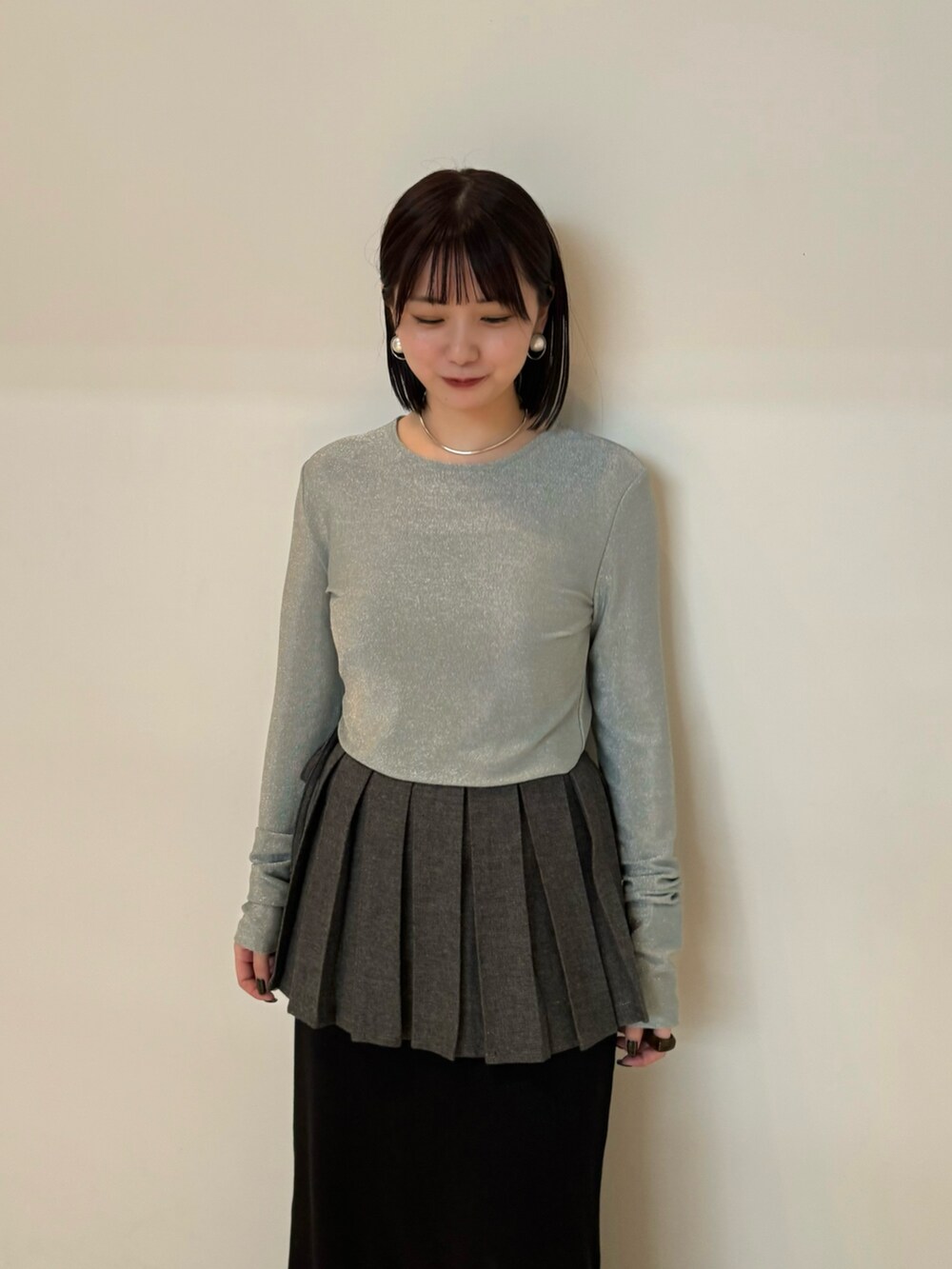 グリーン系のTシャツ/カットソー、ブラック系のワンピース、ブラック系のブーツを着用したレディースの夏コーディネートの4枚目の写真