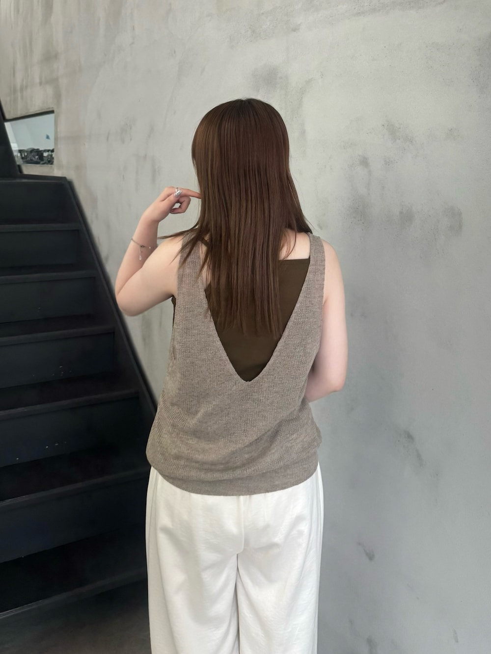 ベージュ系のタンクトップ、ホワイト系のその他パンツを着用したレディースの夏コーディネートの3枚目の写真