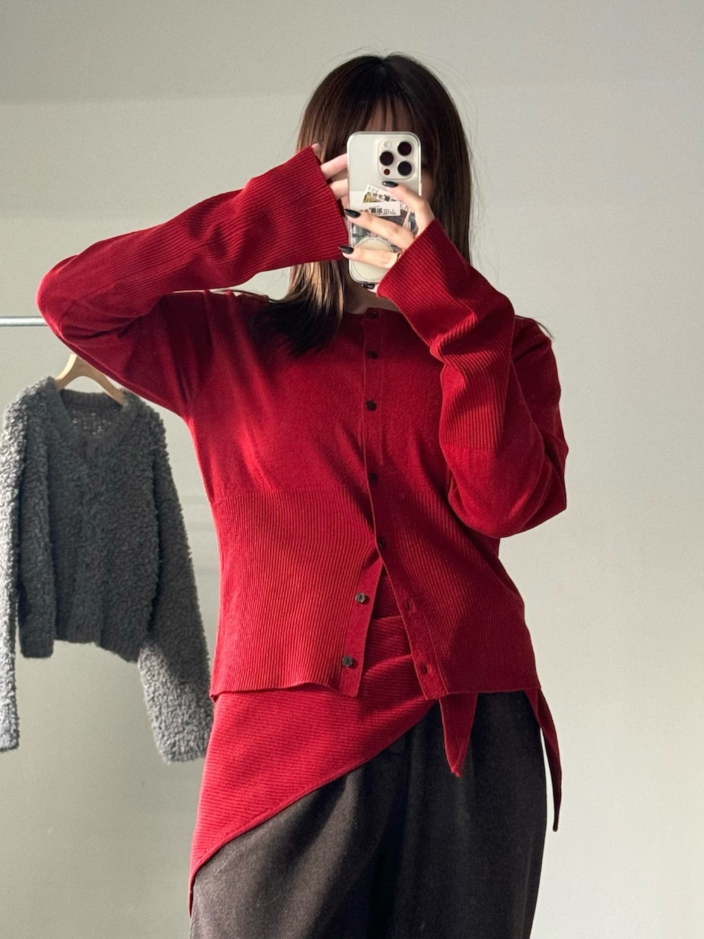 レッド系のニット/セーター、ブラウン系のその他パンツ、グレー系のスリッポンを着用したレディースの冬コーディネートの9枚目の写真