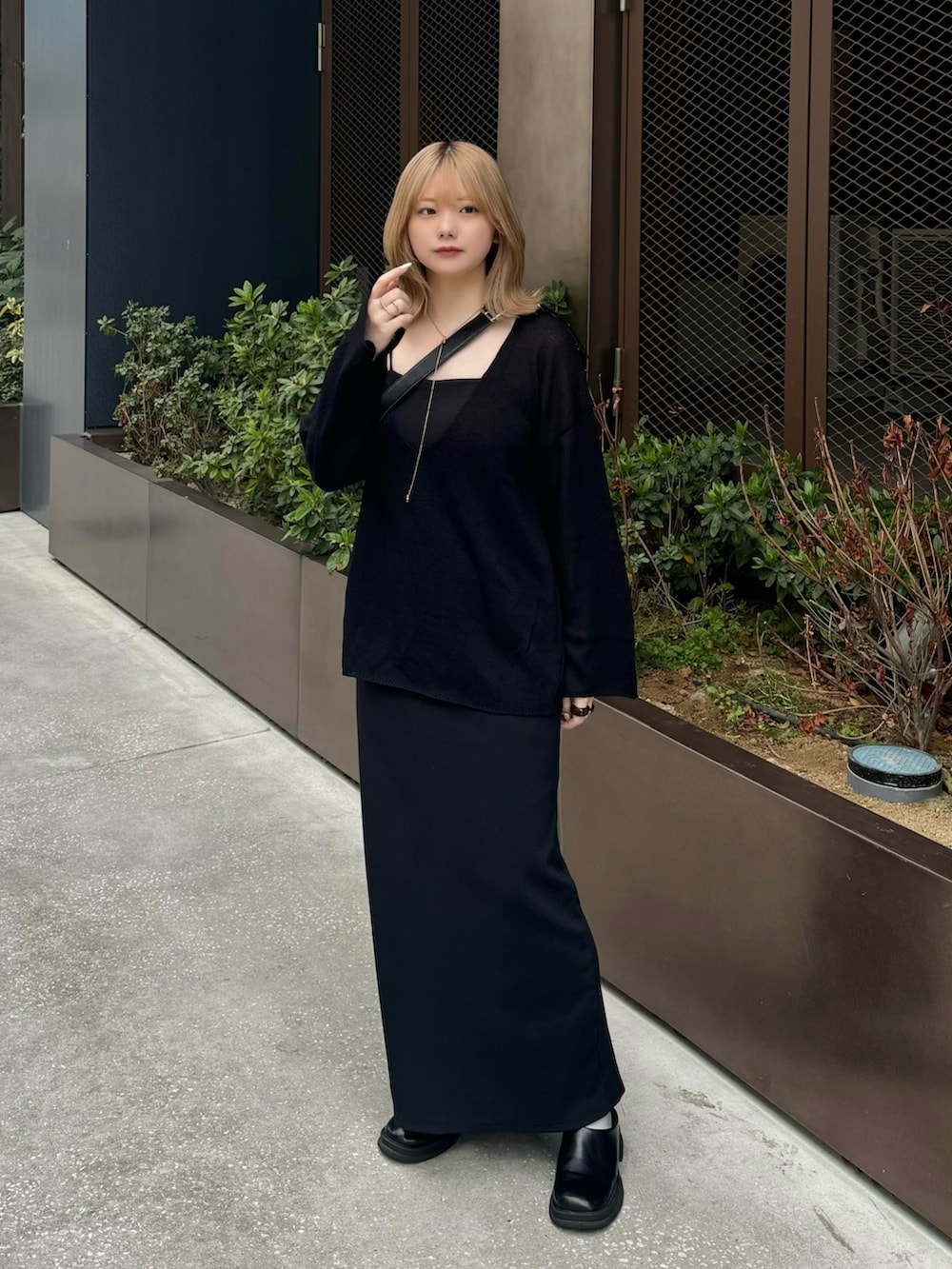 「春コーデ、ワンピース、休日スタイル、ショルダーバッグ、ブラック、キャミワンピ、ブラックコーデ、ワンピーススタイル、低身長、低身長コーデ、低身長女子、骨格ストレート」｜「select MOCA by sonの【サイズ展開あり】ディープVネックルーズニット（ニット/セーター、ブラック系）」を使った、ruriさん（レディース・148cm）の春コーディネートの2枚目の写真