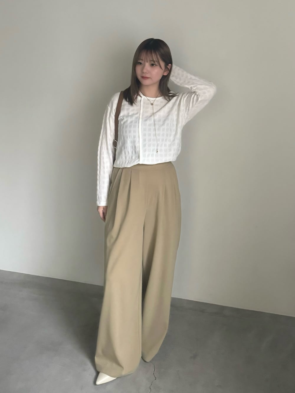 ホワイト系のTシャツ/カットソー、ブラック系のキャミソール、ベージュ系のパンプスを着用したレディースの夏コーディネートの3枚目の写真