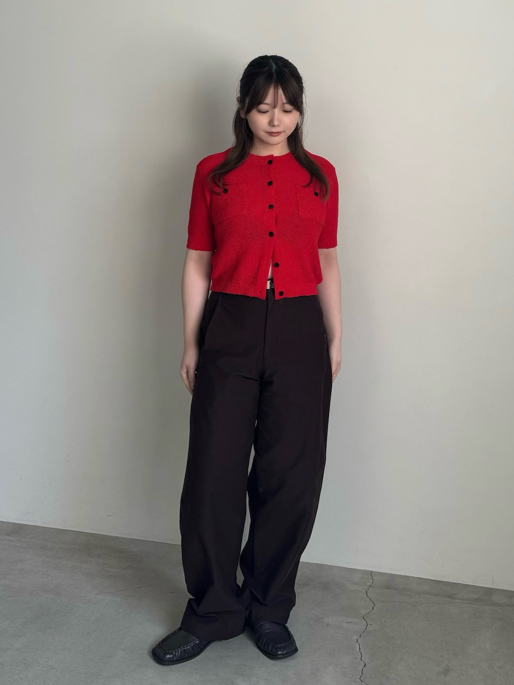 レッド系のカーディガン/ボレロ、ブラック系のローファーを着用したレディースの春コーディネートの3枚目の写真