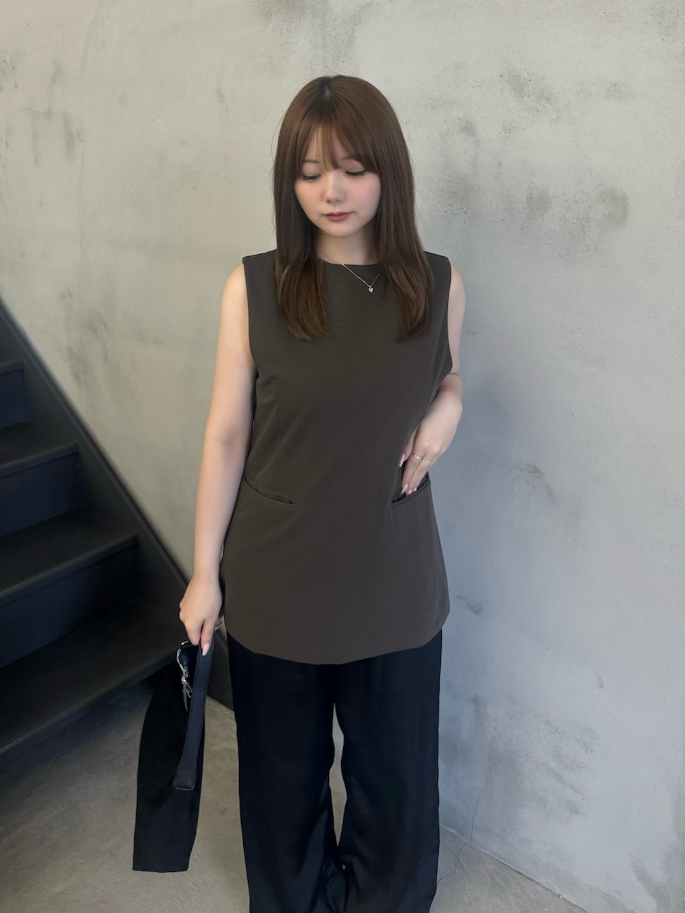 ブラウン系のベスト、ブラック系のその他パンツ、グレー系のスニーカーを着用したレディースの夏コーディネートの4枚目の写真