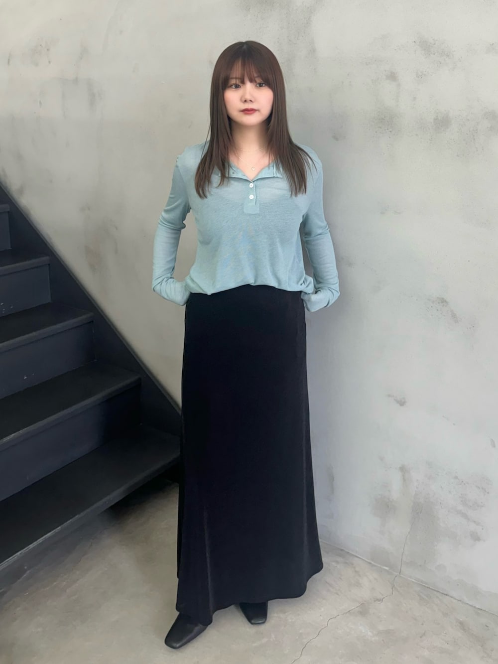 ブルー系のTシャツ/カットソー、ブラック系のキャミソール、ブラック系のスカートを着用したレディースの冬コーディネートの2枚目の写真