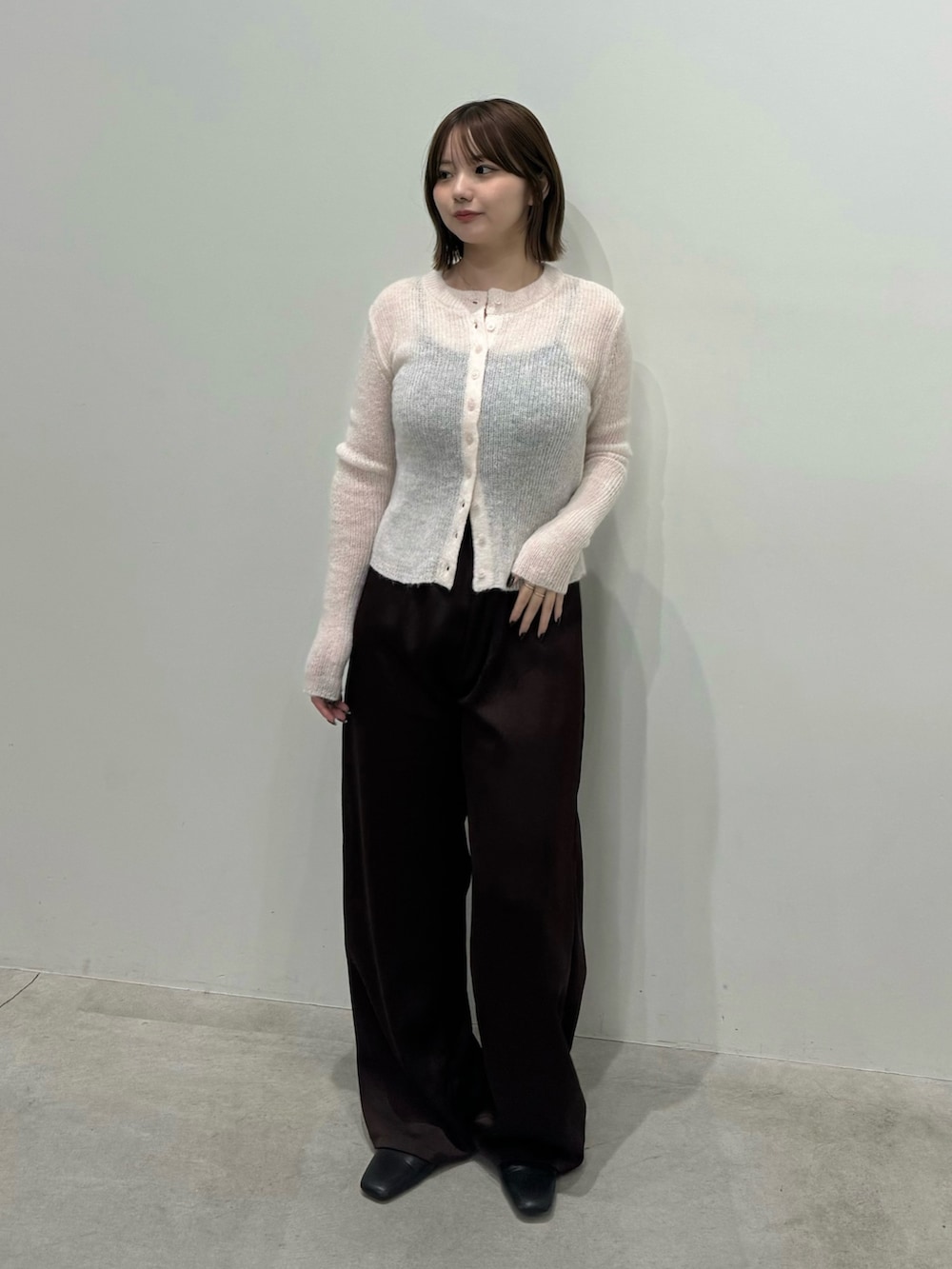 ピンク系のカーディガン/ボレロ、ブラック系のキャミソール、ブラウン系のその他パンツを着用したレディースの秋コーディネートの2枚目の写真