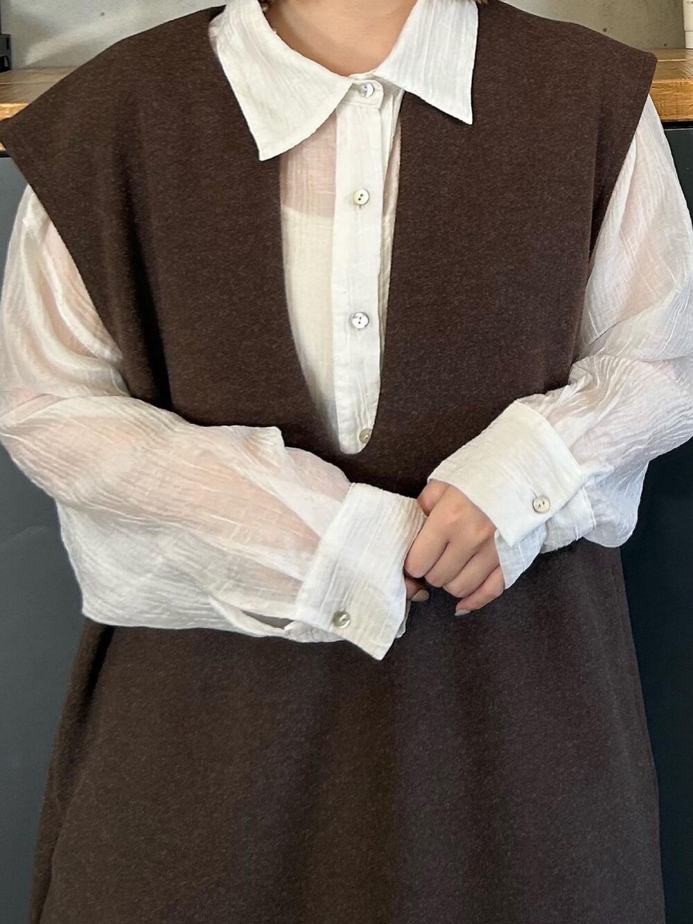 ホワイト系のシャツ/ブラウス、ブラウン系のワンピース、ホワイト系のハンドバッグを着用したレディースの夏コーディネートの3枚目の写真