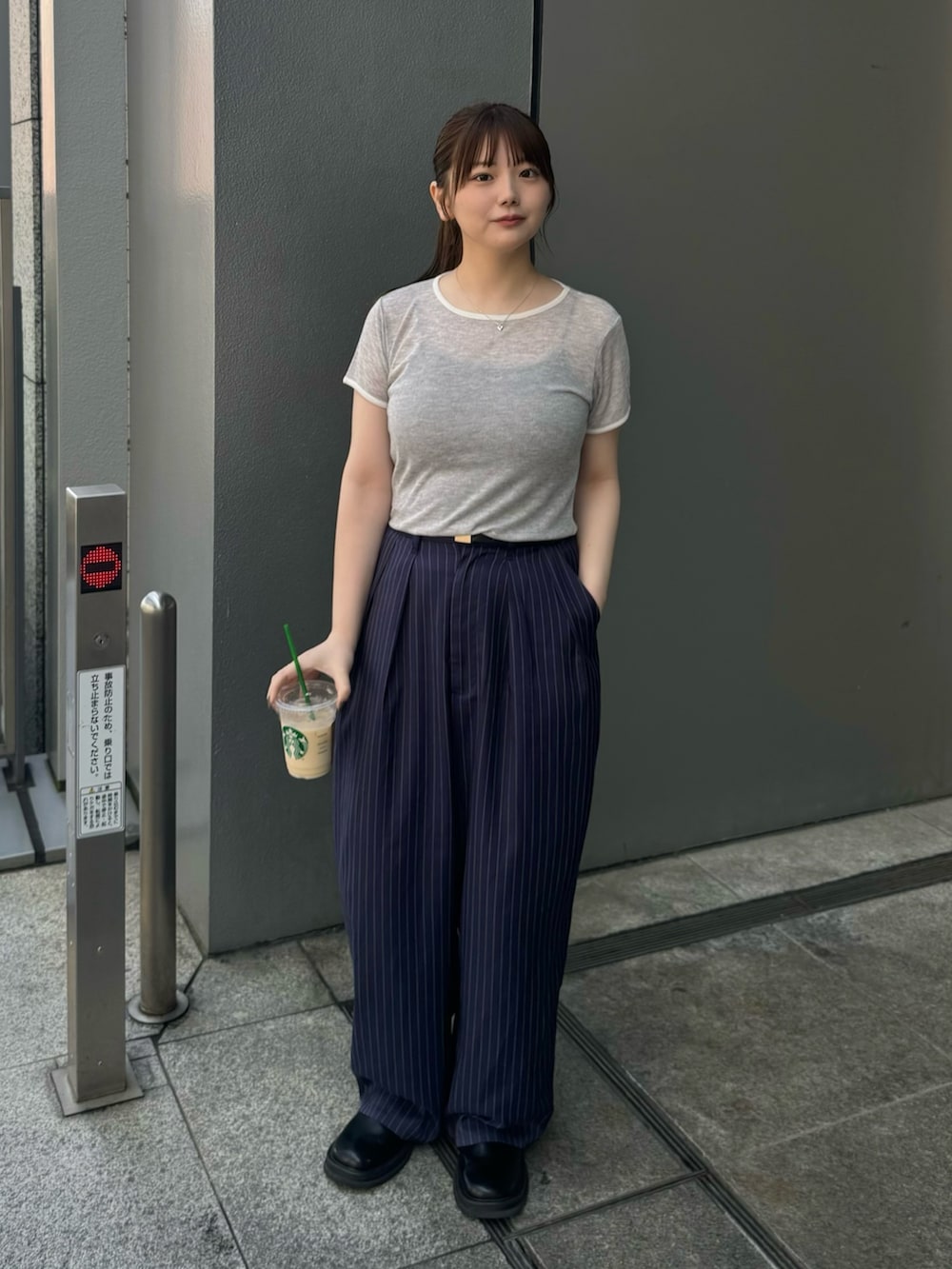 グレー系のTシャツ/カットソー、ブラック系のキャミソール、ブラック系のスリッポンを着用したレディースの春コーディネートの2枚目の写真