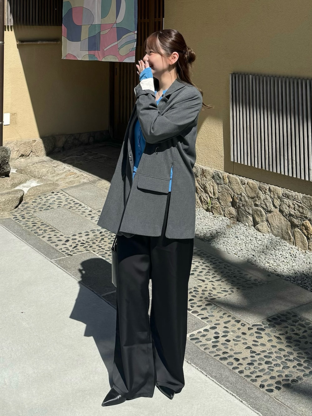 ブラック系のその他パンツを着用したレディースの春コーディネートの4枚目の写真