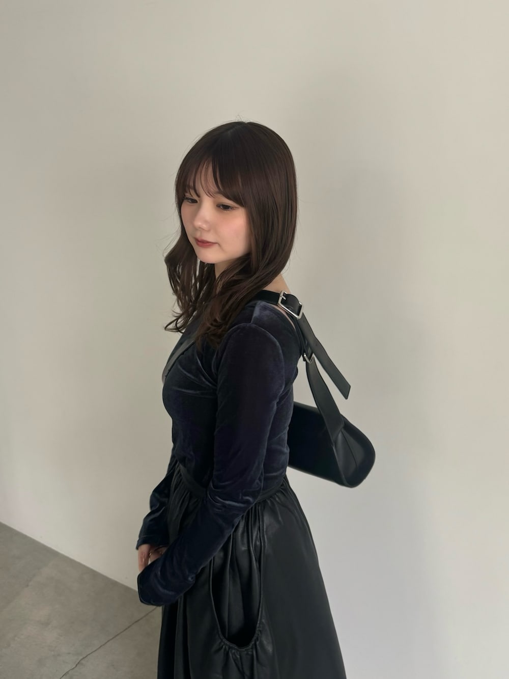 ブルー系のTシャツ/カットソー、ブラック系のショルダーバッグを着用したレディースの冬コーディネートの3枚目の写真