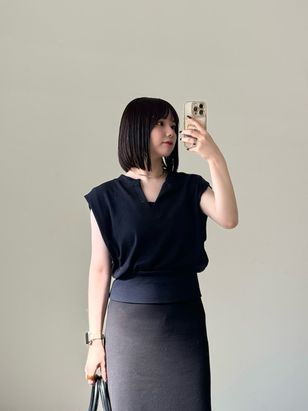 ブルー系のTシャツ/カットソー、ブラック系のワンピース、ブラック系のボストンバッグを着用したレディースの夏コーディネートの2枚目の写真