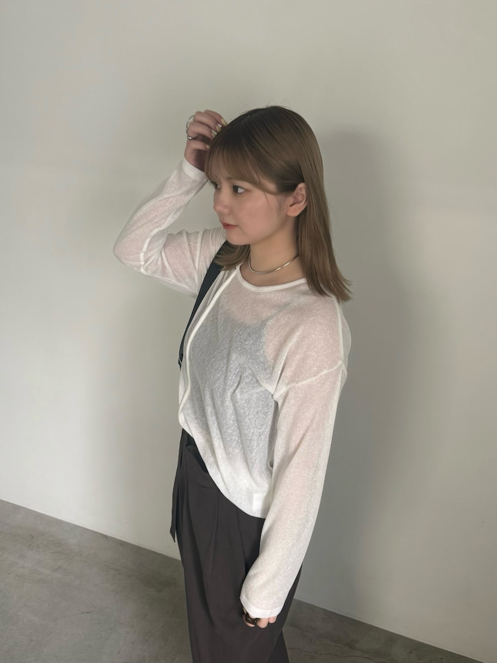 ホワイト系のTシャツ/カットソー、ブラック系のキャミソール、グレー系のチノパンツを着用したレディースの夏コーディネートの4枚目の写真