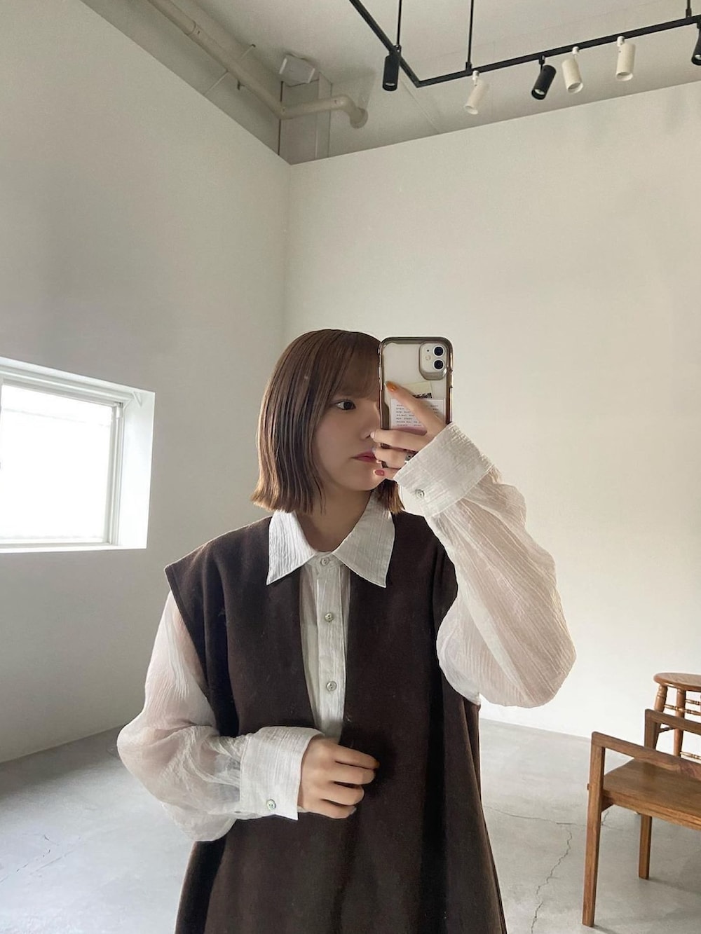 ホワイト系のシャツ/ブラウス、ブラウン系のワンピース、ホワイト系のハンドバッグを着用したレディースの夏コーディネートの2枚目の写真