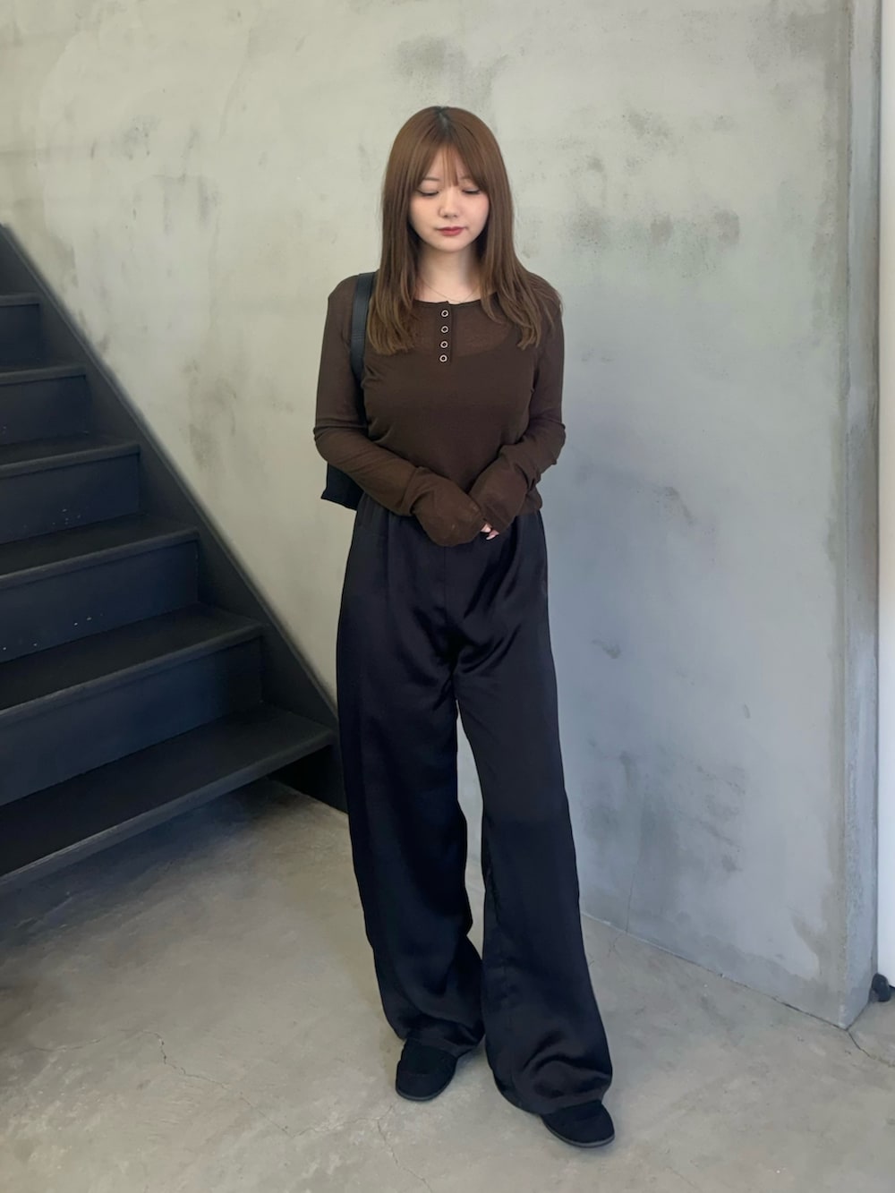 ブラウン系のTシャツ/カットソー、ブラック系のその他パンツ、ブラック系のローファーを着用したレディースの夏コーディネートの2枚目の写真