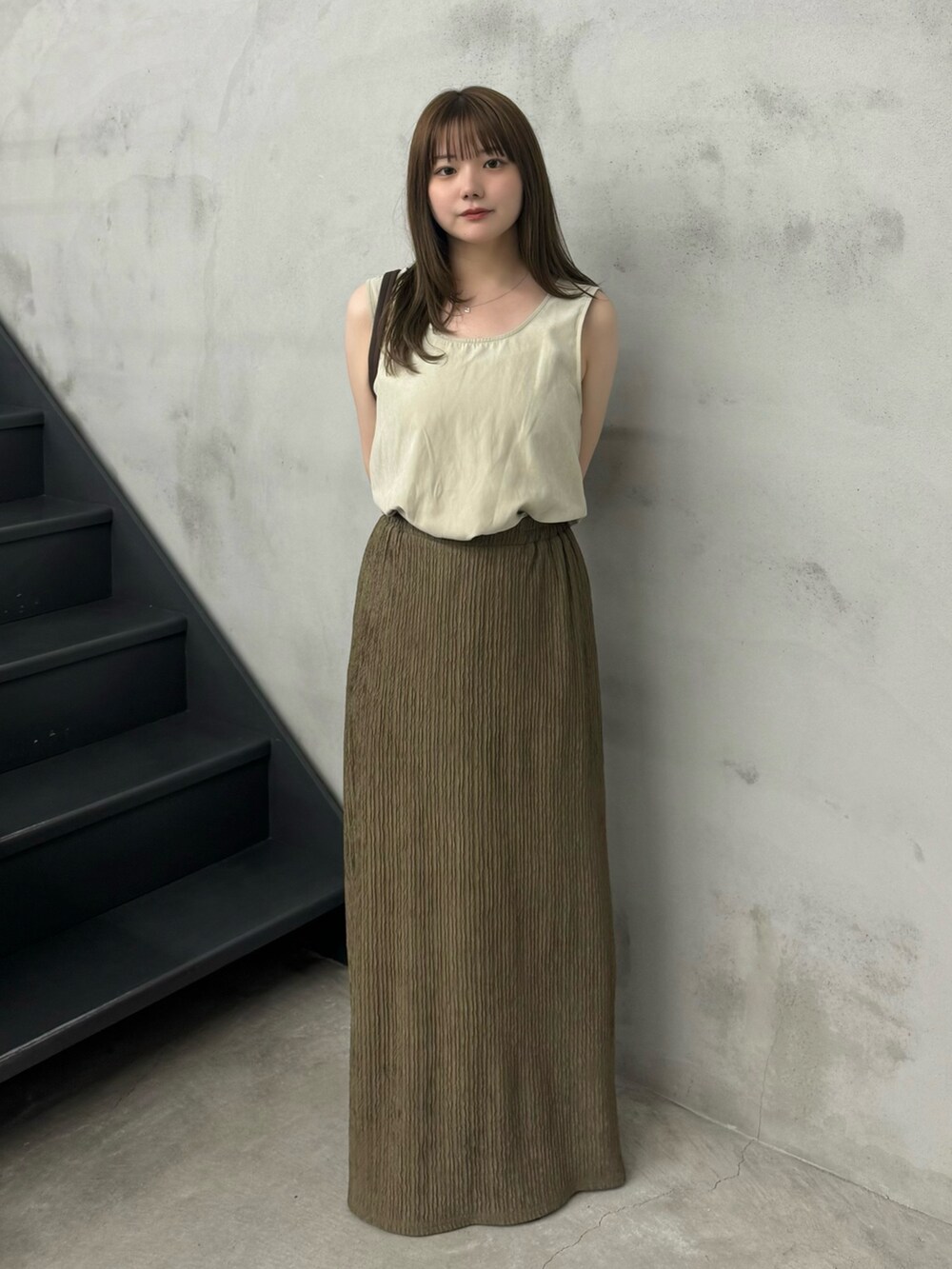 ベージュ系のシャツ/ブラウス、ブラウン系のスカート、ブラック系のサンダルを着用したレディースの夏コーディネートの3枚目の写真