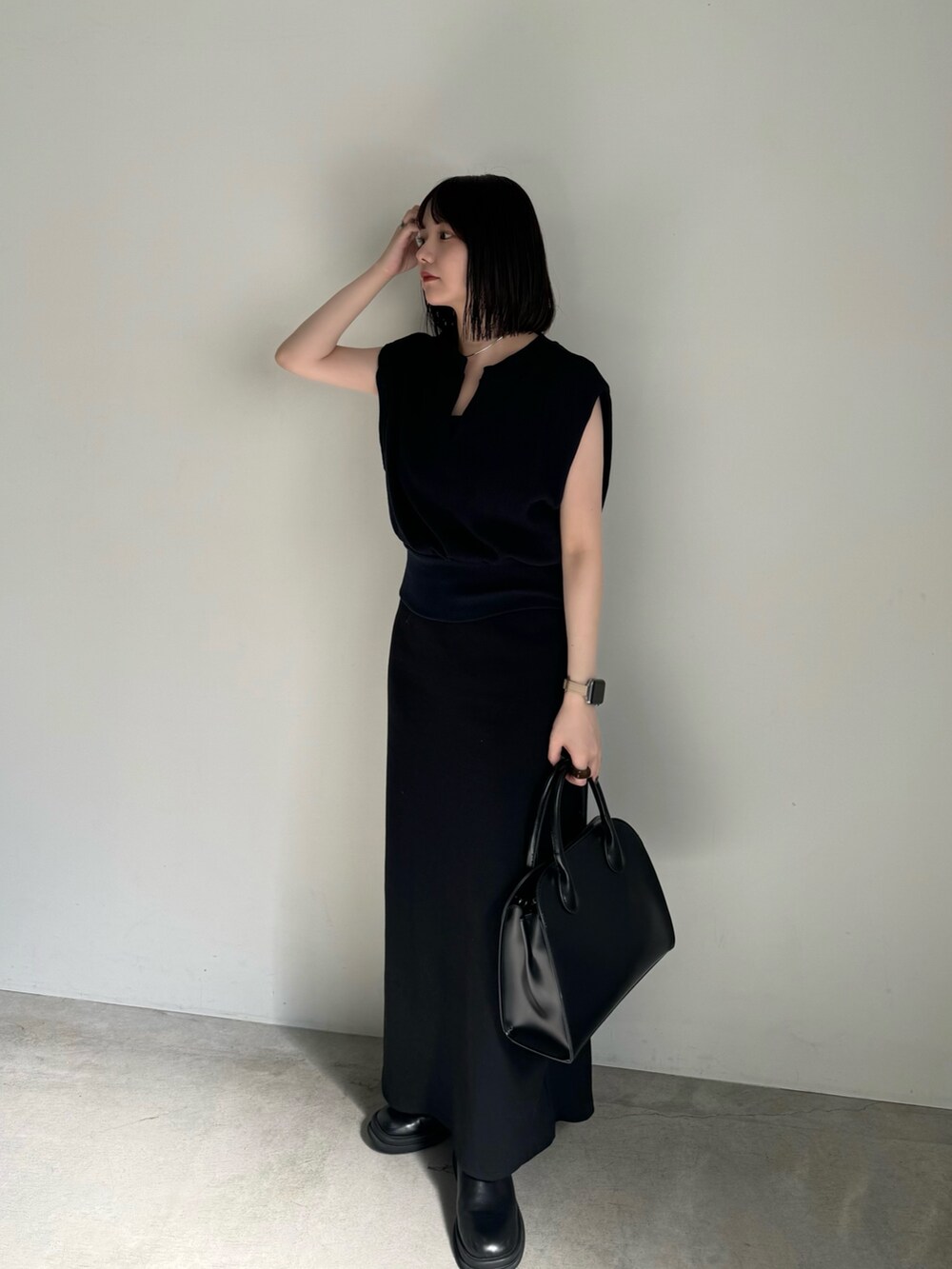 ブルー系のTシャツ/カットソー、ブラック系のワンピース、ブラック系のボストンバッグを着用したレディースの夏コーディネートの3枚目の写真