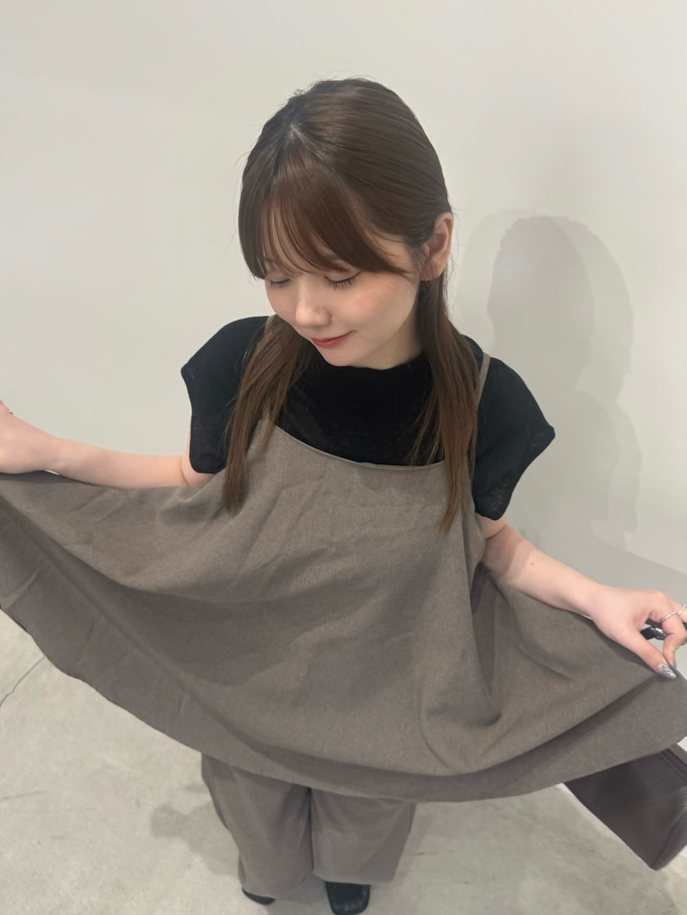 ブラウン系のキャミソール、ブラウン系のスラックス、ブラック系のTシャツ/カットソーを着用したレディースの夏コーディネートの5枚目の写真