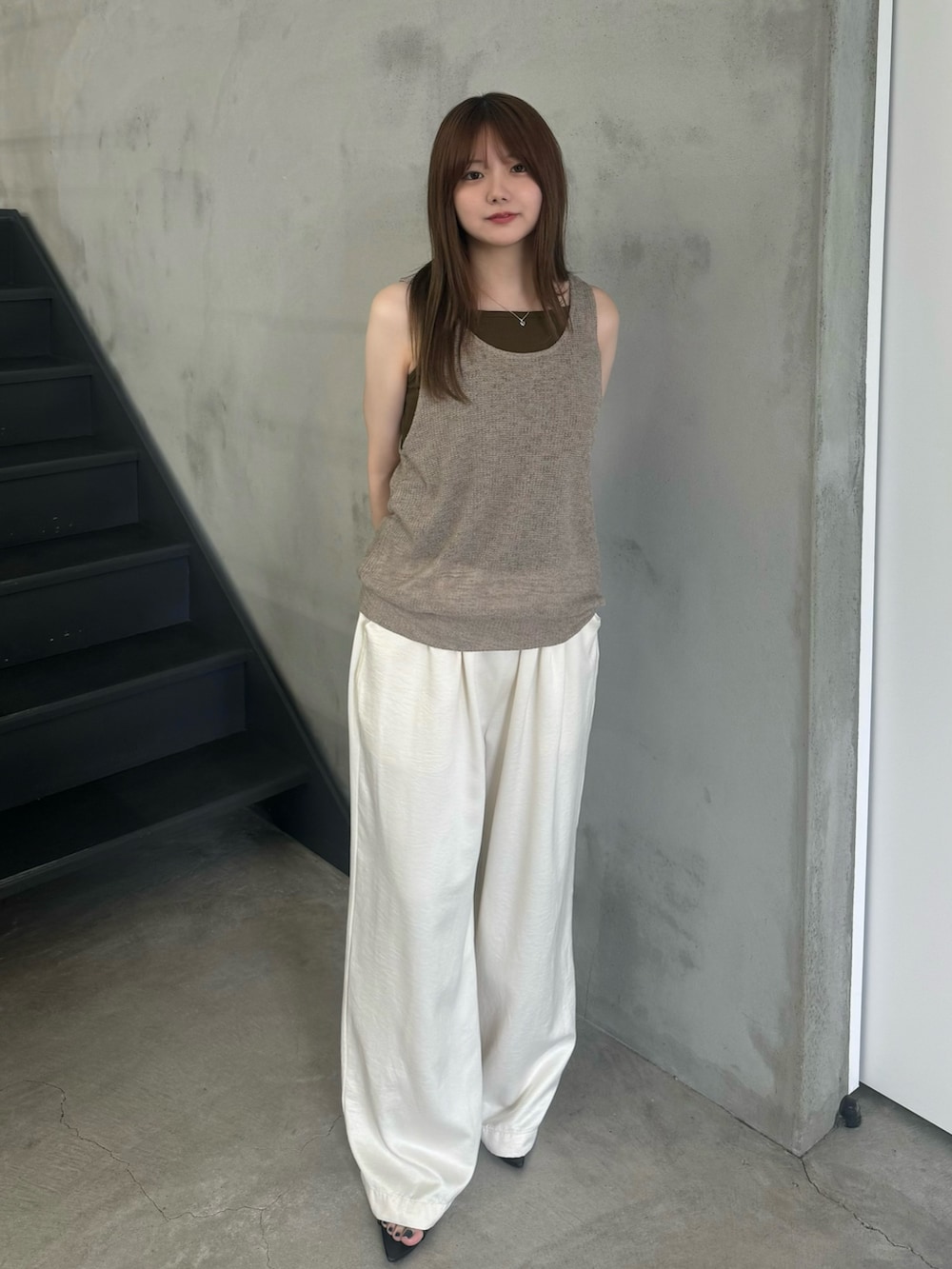 ベージュ系のタンクトップ、ホワイト系のその他パンツを着用したレディースの夏コーディネートの2枚目の写真