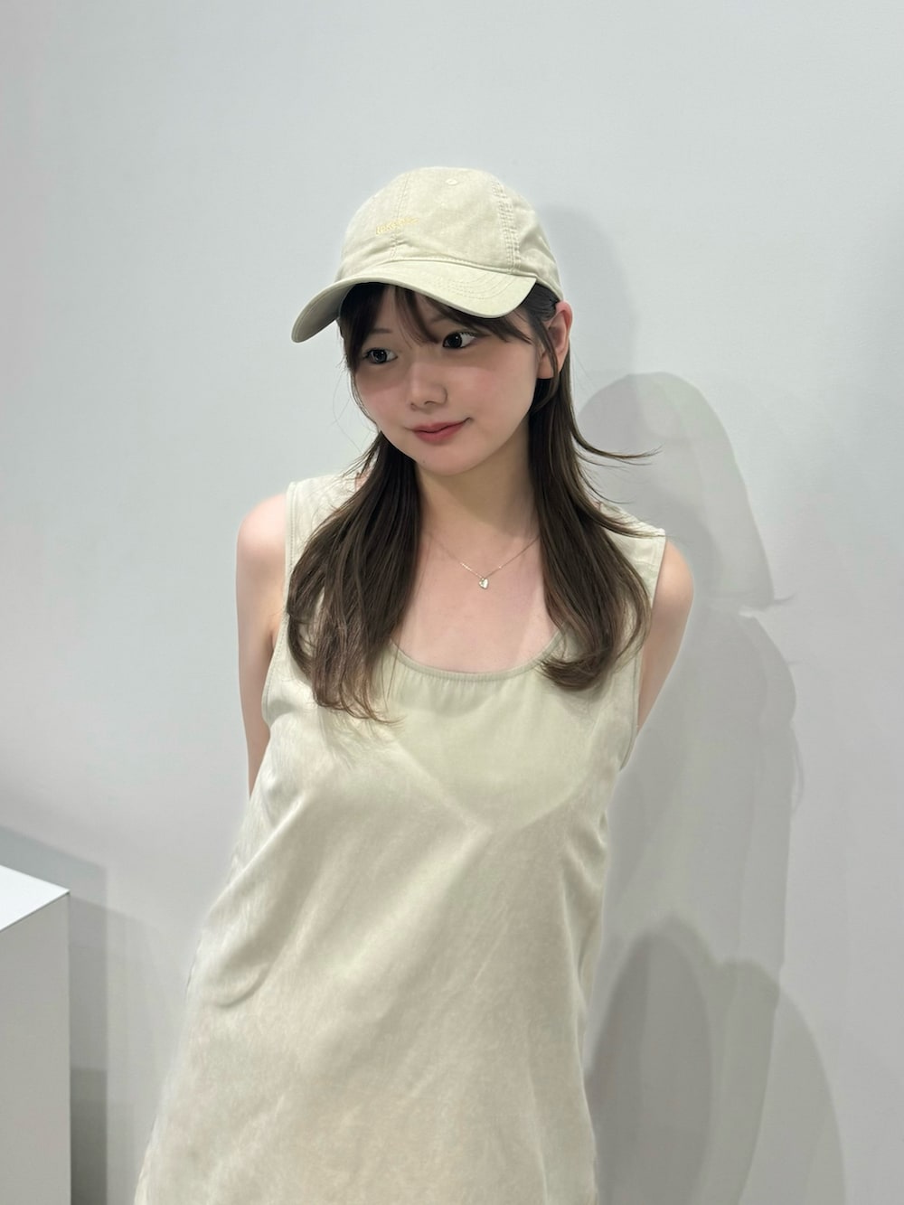 ベージュ系のシャツ/ブラウス、ベージュ系のその他パンツ、ホワイト系のキャミソールを着用したレディースの春コーディネートの4枚目の写真