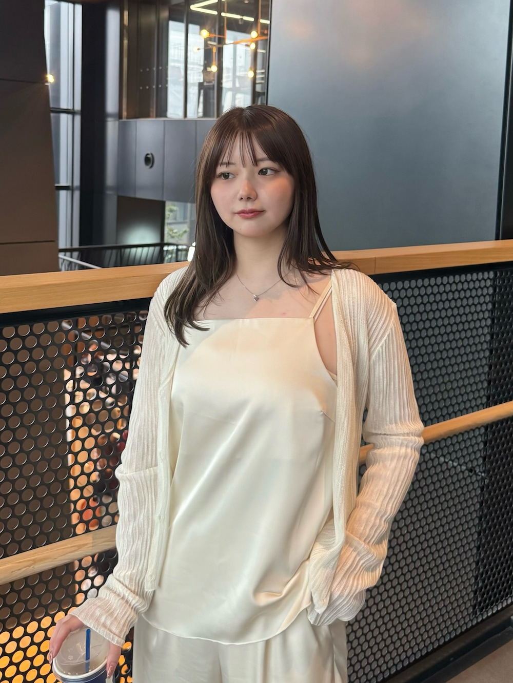 ホワイト系のその他パンツ、ホワイト系のキャミソール、ホワイト系のカーディガン/ボレロを着用したレディースの春コーディネートの7枚目の写真