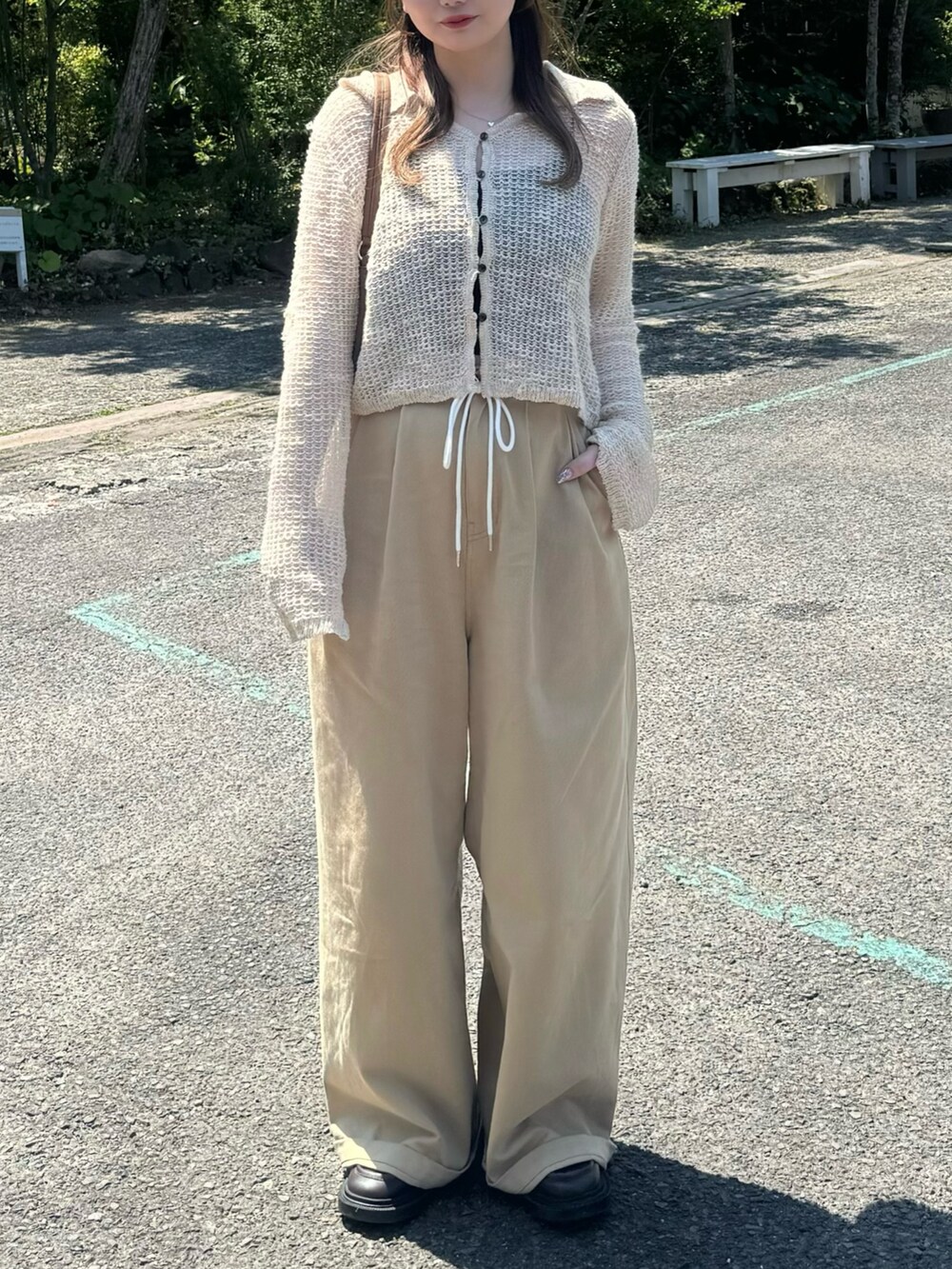 ベージュ系のカーディガン/ボレロ、ブラック系のキャミソール、イエロー系のハンドバッグを着用したレディースの春コーディネートの3枚目の写真