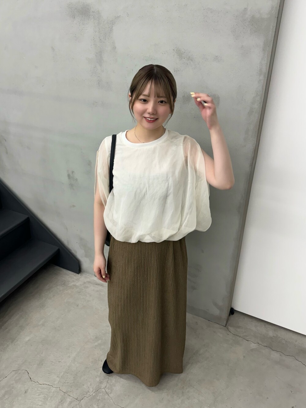 ホワイト系のシャツ/ブラウス、ブラック系のキャミソール、ブラウン系のスカートを着用したレディースの夏コーディネートの5枚目の写真