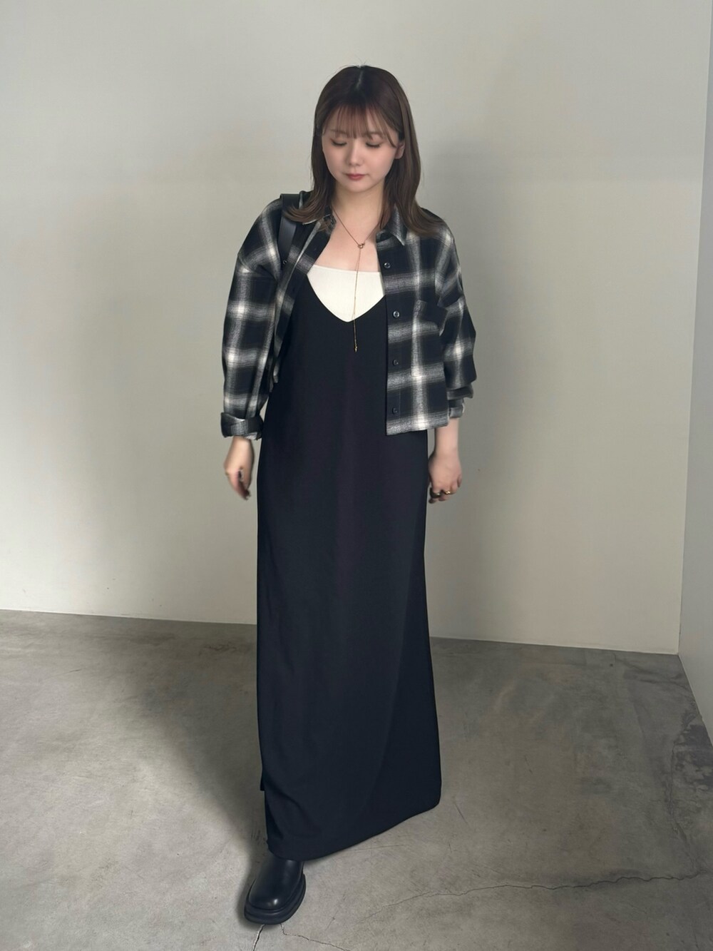 ホワイト系のキャミソール、ブラック系のワンピース、ブラック系のシャツ/ブラウスを着用したレディースの夏コーディネートの2枚目の写真