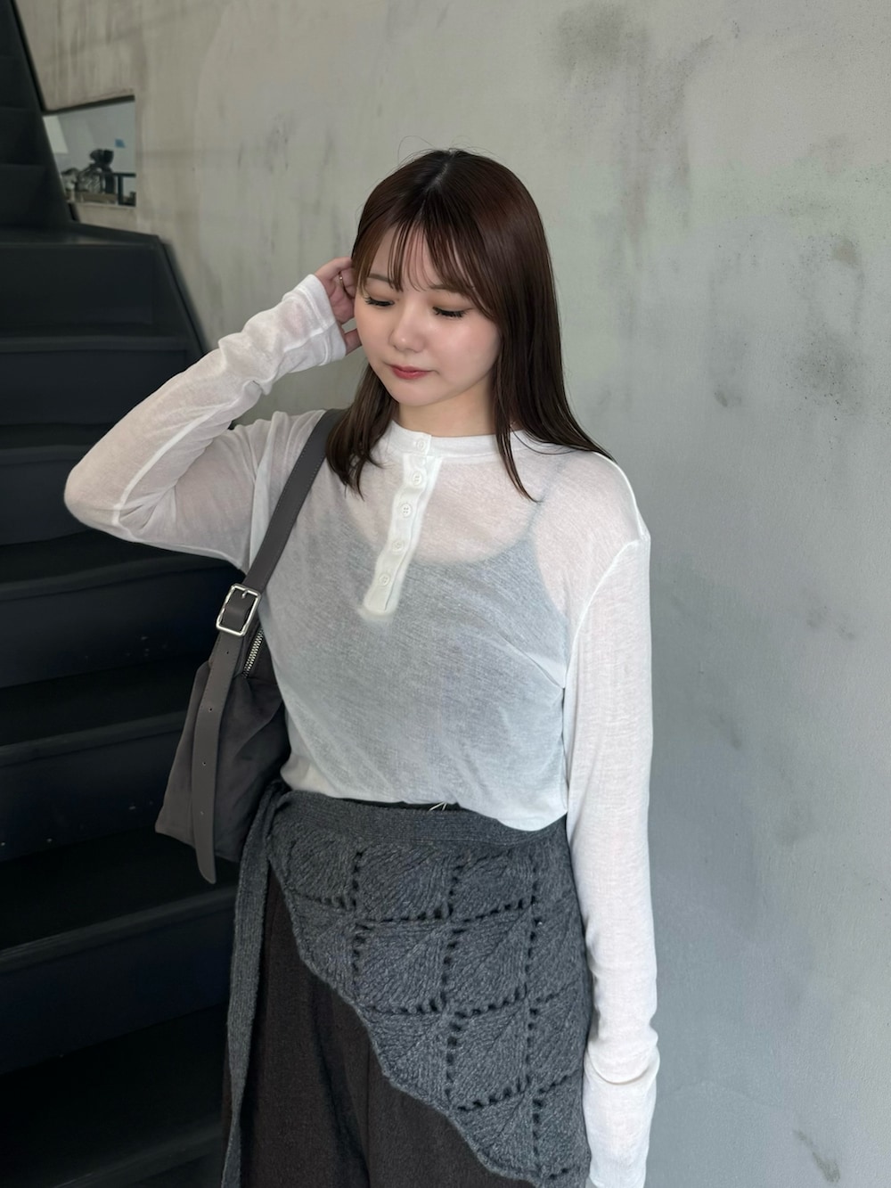 ホワイト系のTシャツ/カットソー、ブラック系のキャミソール、グレー系のスカートを着用したレディースの夏コーディネートの3枚目の写真