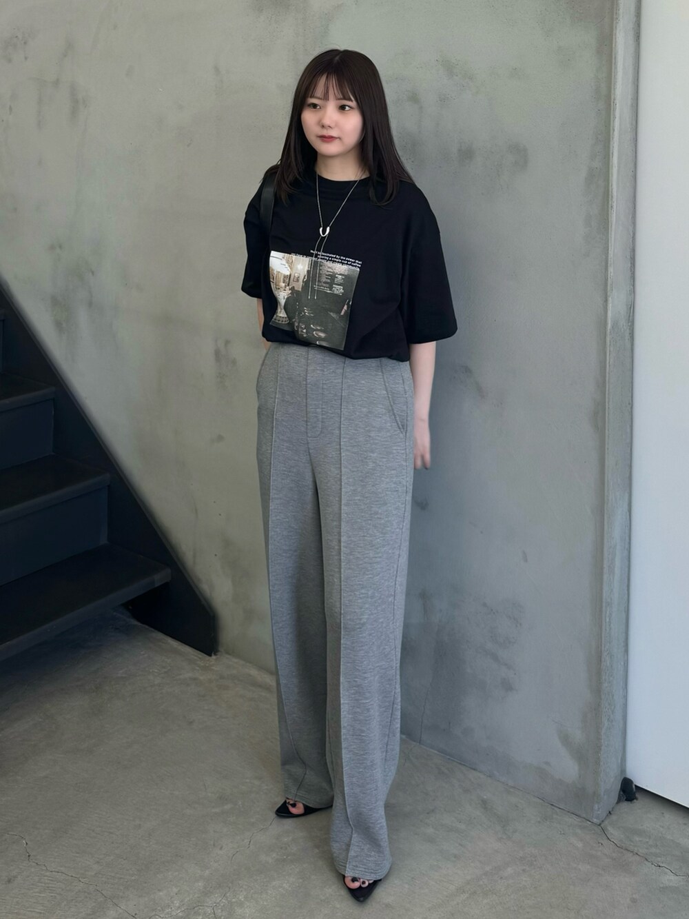 グレー系のその他パンツ、ブラック系のショルダーバッグ、ブラック系のTシャツ/カットソーを着用したレディースの夏コーディネートの4枚目の写真