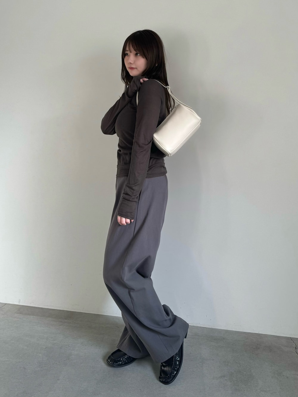 グレー系のTシャツ/カットソー、グレー系のその他パンツ、ホワイト系のハンドバッグを着用したレディースの春コーディネートの3枚目の写真